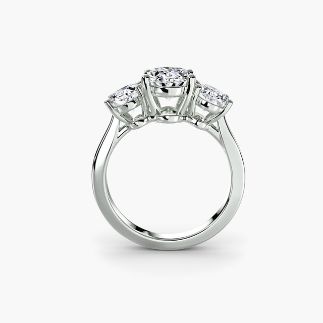 LIVORA Oval Trilogy Ring